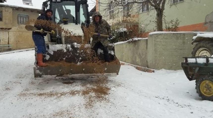 Buzlu Cadde Ve Sokaklar Tuzlanıyor