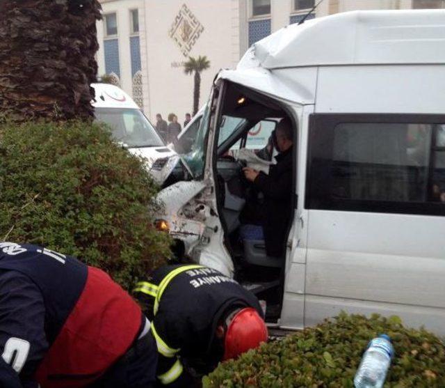 Osmaniye'de Öğrenci Servisi Kaza Yaptı: 20 Yaralı