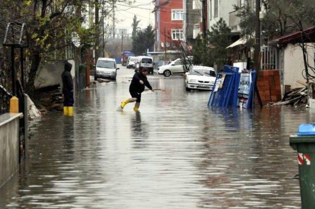 İzmit'te Ev Ve Işyerlerini Su Bastı