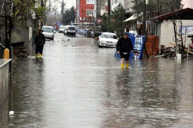 İzmit'te Ev Ve Işyerlerini Su Bastı