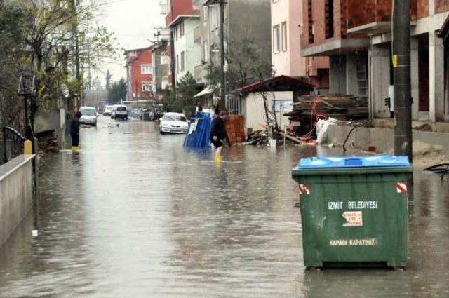 İzmit'te Ev Ve Işyerlerini Su Bastı