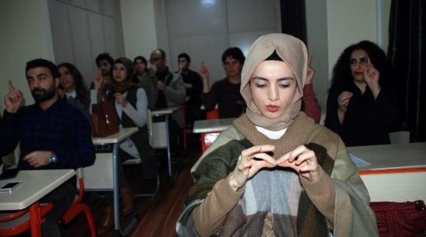 İşitme Engelli Annesi Ve Babası, Hayatını Değiştirdi