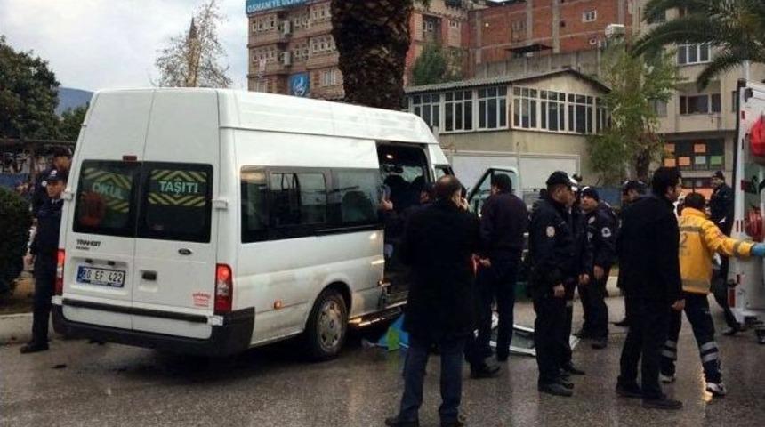 &Ouml;ğrenci Servisi Ağaca &Ccedil;arptı: 20 Yaralı