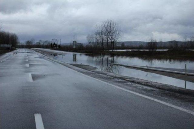 Karasu Ile Adapazarı Arasındaki Yol Ulaşıma Kapandı