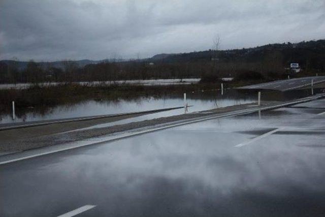 Karasu Ile Adapazarı Arasındaki Yol Ulaşıma Kapandı