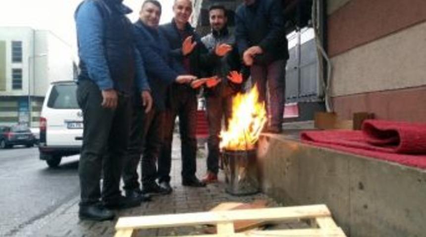 Elektrikler Kesilince Isınabilmek İ&ccedil;in &Ccedil;areyi Ateş Yakmakta Buldular