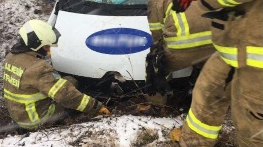 Bandırma&rsquo;da Yolcu Minib&uuml;s&uuml; Kaza Yaptı