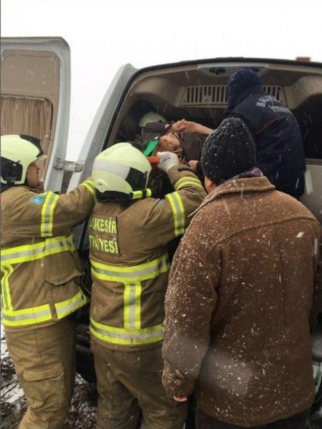 Bandırma’da Yolcu Minibüsü Kaza Yaptı