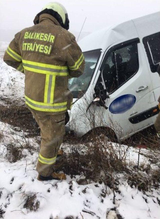 Bandırma’da Yolcu Minibüsü Kaza Yaptı