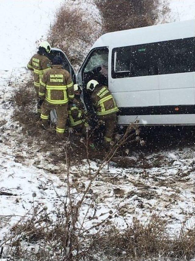 Bandırma’da Yolcu Minibüsü Kaza Yaptı