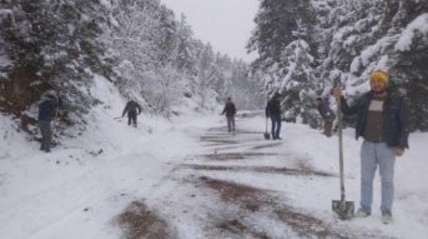 K&ouml;yl&uuml;ler İmece Usul&uuml; Karlı Yolu A&ccedil;ıp Kumlama Yaptı