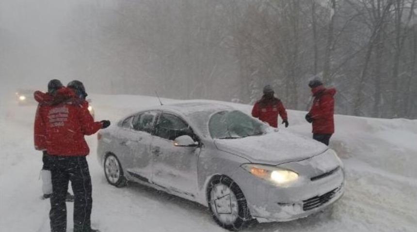 Uludağ Yolu Kapandı...tatilcilerin İmdadına Jandarma Ekipleri Yetişti