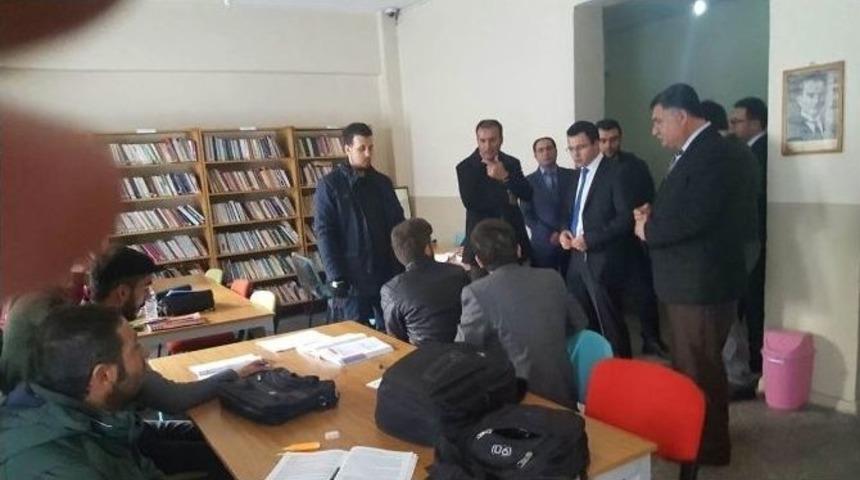 Kaymakam Uzan&rsquo;dan K&uuml;t&uuml;phane Ziyareti