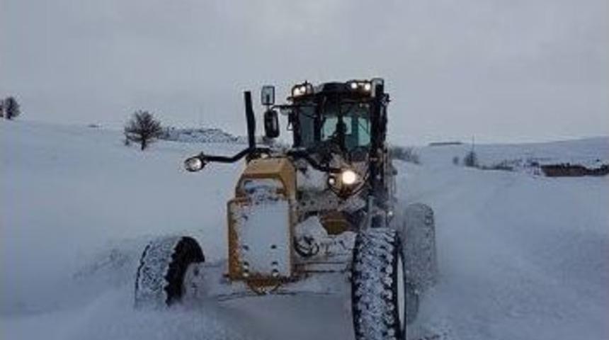 Antalya Korkuteli&rsquo;nde Karda Mahsur Kalan 3 &Ccedil;oban Ve Koyunları Kurtarıldı
