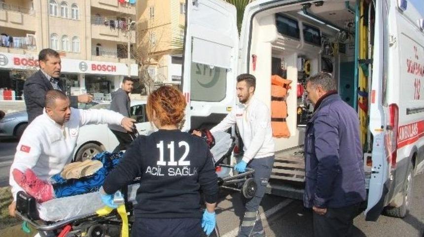 Hastaneden &Ccedil;ıkan Yaşlı Kadına Otomobil &Ccedil;arptı