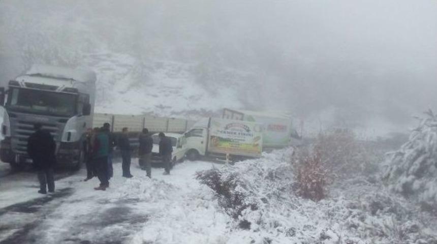 Kar Nedeniyle Yoldan Çıkan Araçlar Uzun Uğraşlar Sonucu Kurtarıldı