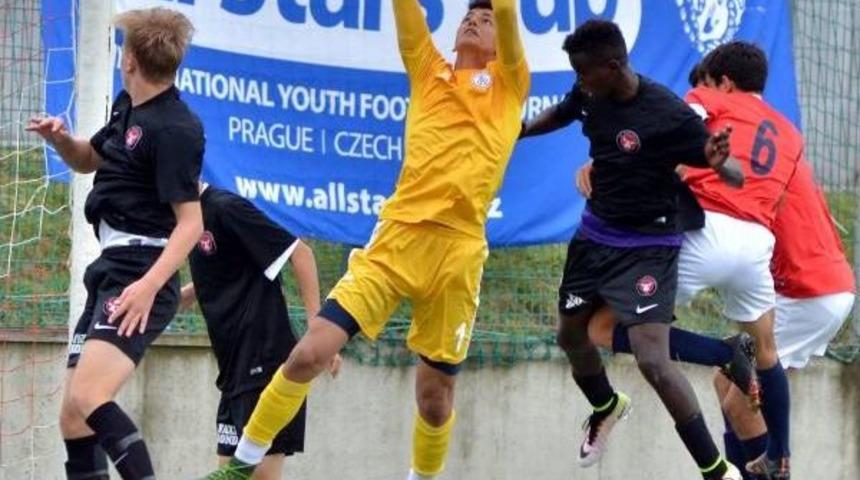 Altınordu'da Eldivenler Berke'ye