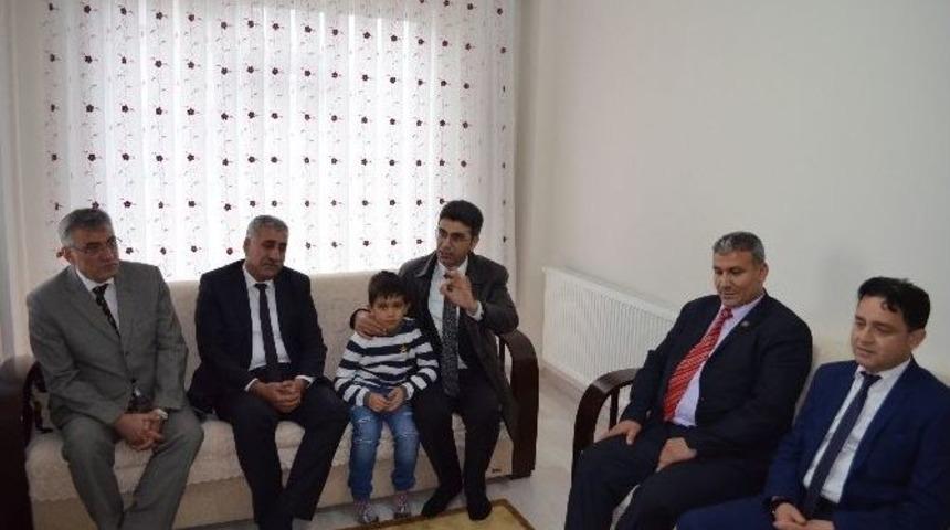 G&ouml;lbaşı İl&ccedil;esinde Şehit &Ccedil;ocuklarına Diz &Uuml;st&uuml; Bilgisayar Hediye Edildi