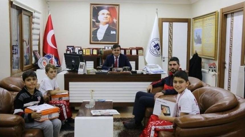 Başkan Yal&ccedil;ın Başarılı Gen&ccedil; Sporcuları &Ouml;d&uuml;llendirdi