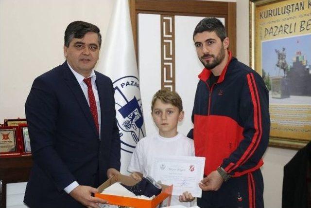 Başkan Yalçın Başarılı Genç Sporcuları Ödüllendirdi