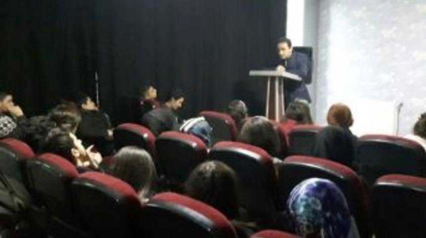 Uzman Dr. Karabulut Kariyer G&uuml;n&uuml;nde &Ouml;ğrencilerle Buluştu