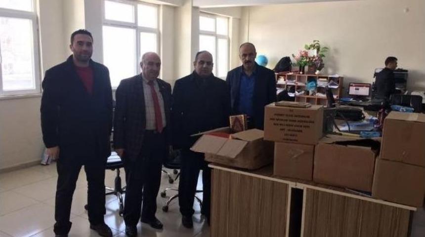 Malazgirt&rsquo;te &Ouml;ğrencilere Kur&rsquo;an-ı Kerim Hediye Edildi