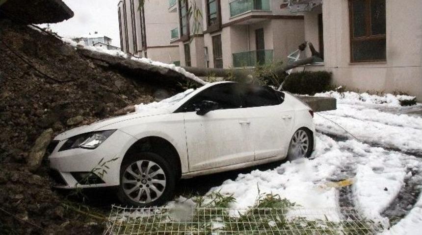 7 Metre Y&uuml;ksekliğinde Duvar Otomobilin Altında Kaldı