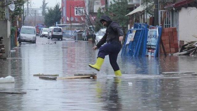 Mahalle Sular Altında Kaldı