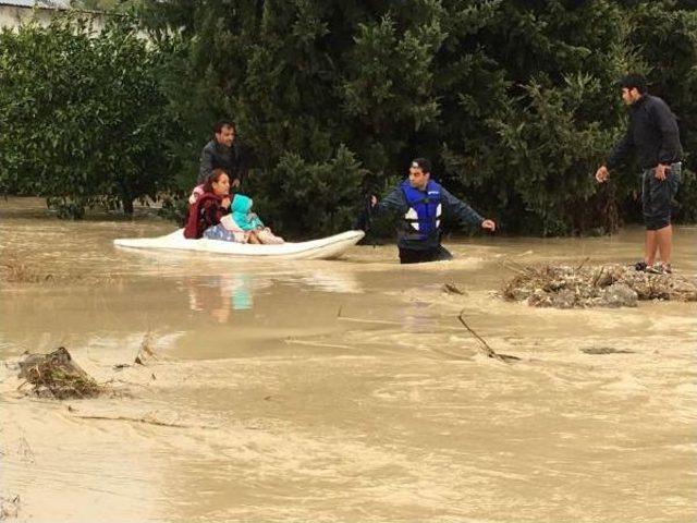 Mersin'de 2 Kişinin Öldüğü Selde Kaybolan 3 Kişi Aranıyor