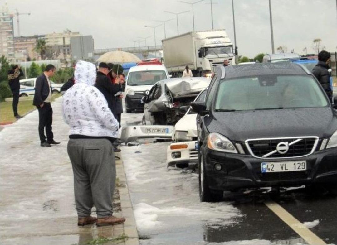 Antalya&rsquo;da Zincirleme Trafik Kazası