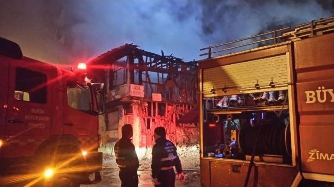 Okul Ve Caminin Yanındaki Metruk Binalar Alev Alev Yandı