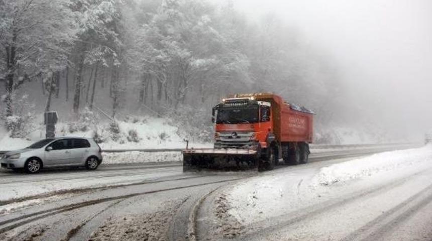 Bolu Dağı'nda Kar Ulaşımı Yavaşlattı