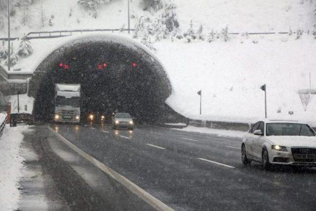 Bolu Dağı'nda Kar Ulaşımı Yavaşlattı