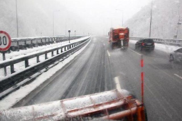 Bolu Dağı'nda Kar Ulaşımı Yavaşlattı