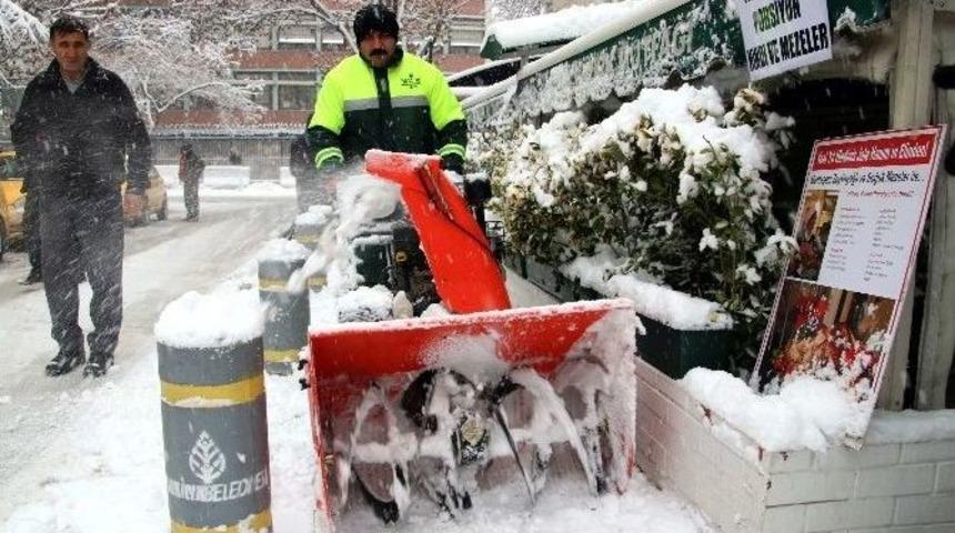 &Ccedil;ankaya&rsquo;da Karla M&uuml;cadele Aralıksız S&uuml;r&uuml;yor