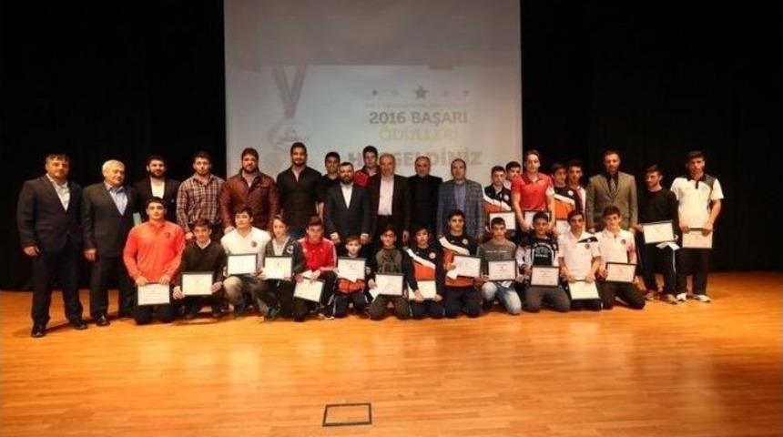 Ata Sporu G&uuml;reşin Yıldızlarına &Ouml;d&uuml;l Yağdı