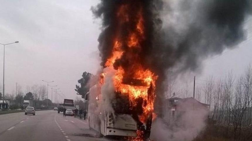 Samsun&rsquo;da Yolcu Otob&uuml;s&uuml; Alev Alev Yandı