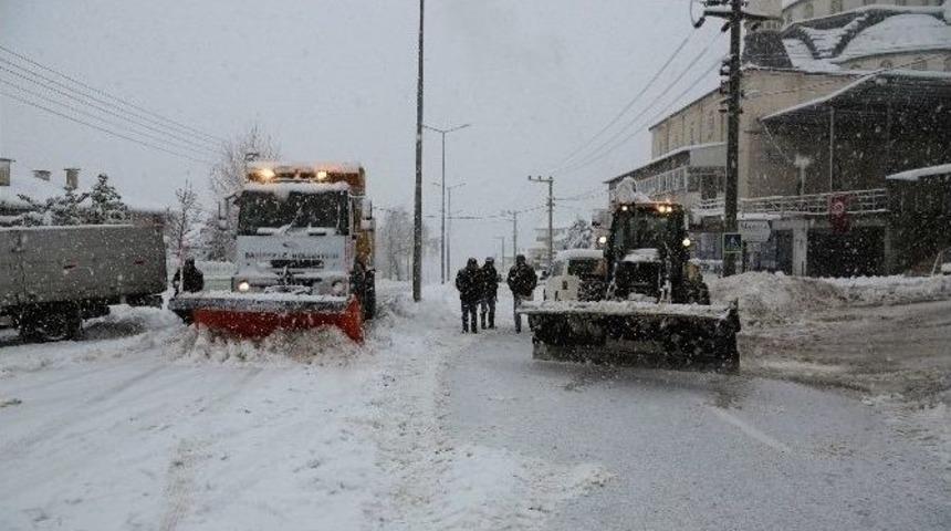 Başiskele&rsquo;de Karla M&uuml;cadele &Ccedil;alışmaları S&uuml;r&uuml;yor