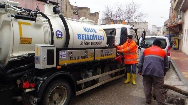 Vidanjör Tıkanan Logarlar İle Yağmurlama Kanallarını Temizliyor