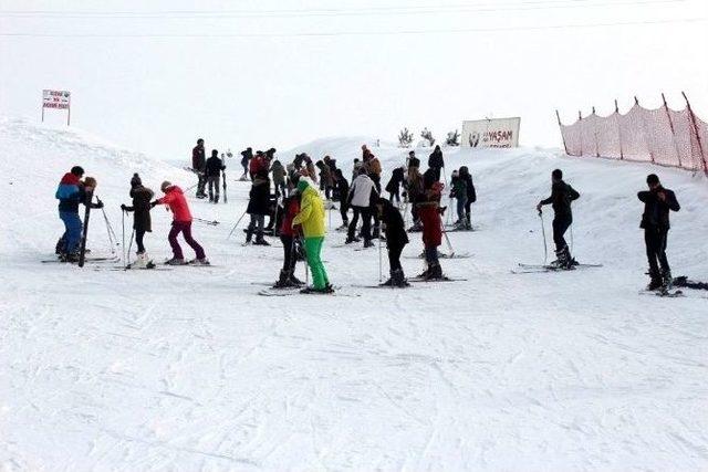 Kyk’lı Öğrenciler Kayak Tesisinde Stres Attı