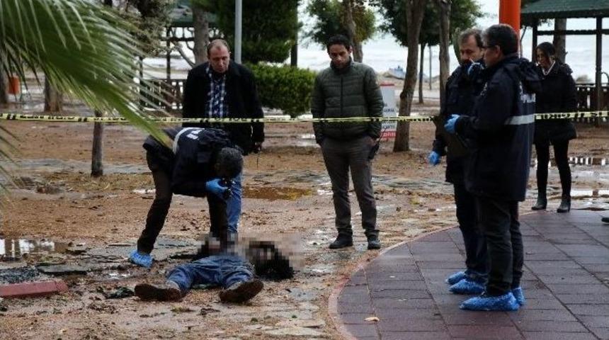 Mersin&rsquo;de Parkta Yanmış Ceset Bulundu