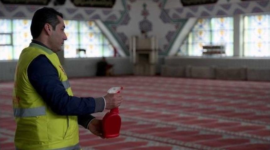 İlkadım Belediyesi Camileri G&uuml;l Suyu İle Yıkadı