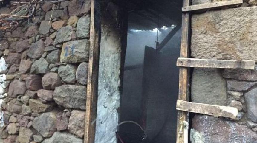 Bergama'da Yangında Yaralanan Işitme Engelli Kadın Helikopterle İzmir'e Getirildi