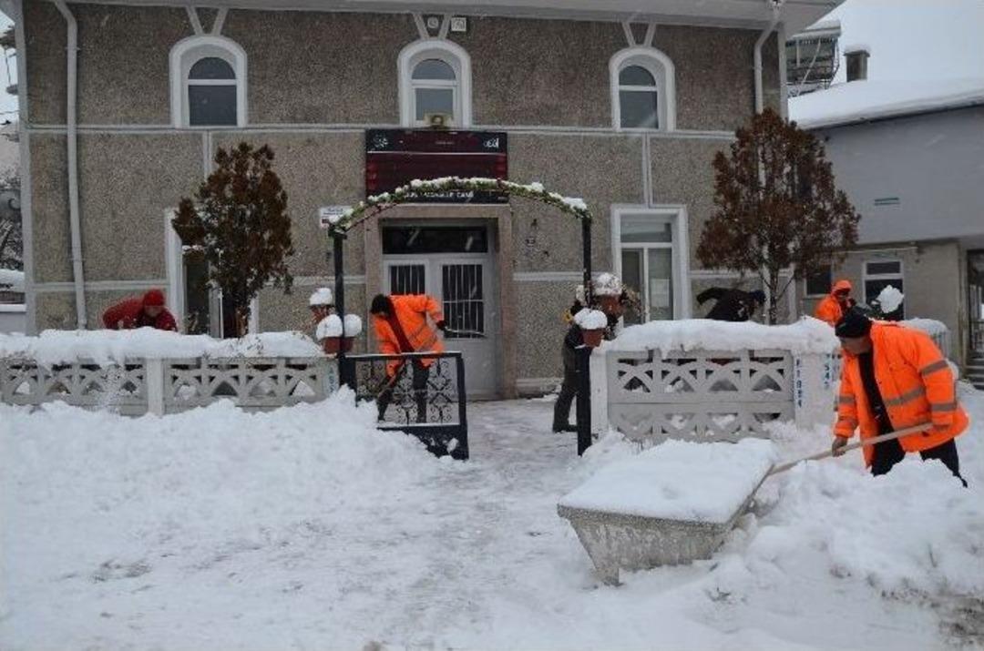 Cuma Namazı &Ouml;ncesinde Camilerde Kar Temizliği