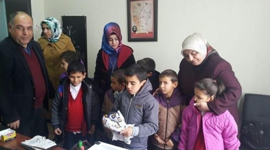 Ak Parti Kadın Kolları Samsat İl&ccedil;esinde &Ouml;ğrencilere Yardımda Bulundu