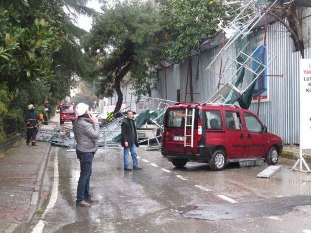 Fırtına Kadıköy'de Inşaat Iskelesini Devirdi, 5 Araç Altında Kaldı