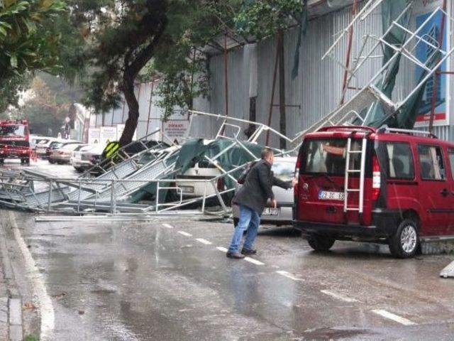 Fırtına Kadıköy'de Inşaat Iskelesini Devirdi, 5 Araç Altında Kaldı