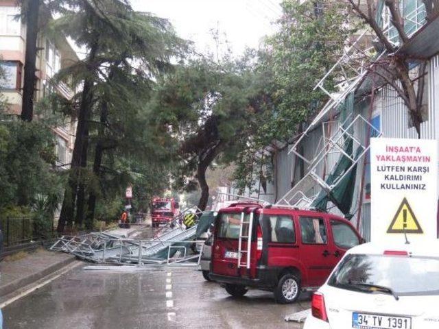 Fırtına Kadıköy'de Inşaat Iskelesini Devirdi, 5 Araç Altında Kaldı