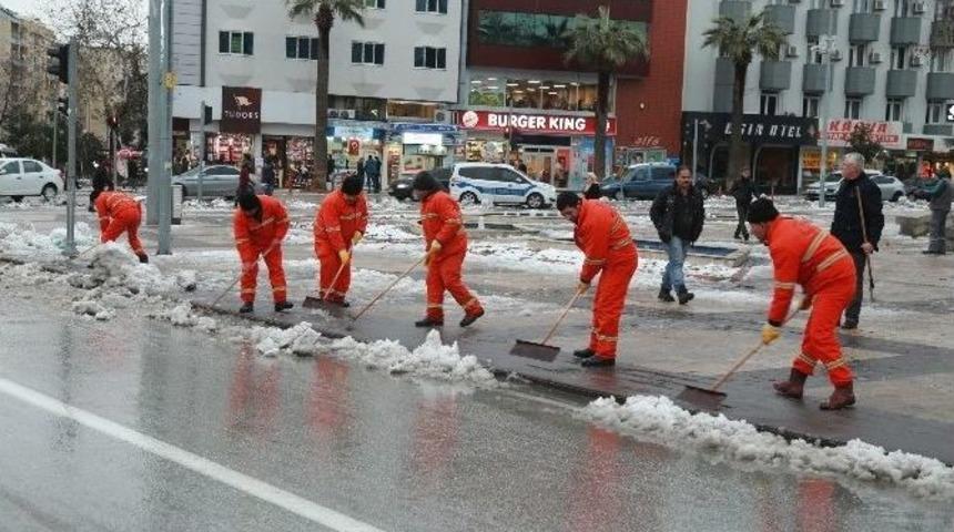 B&uuml;y&uuml;kşehir Kar Mesaisine Devam Ediyor