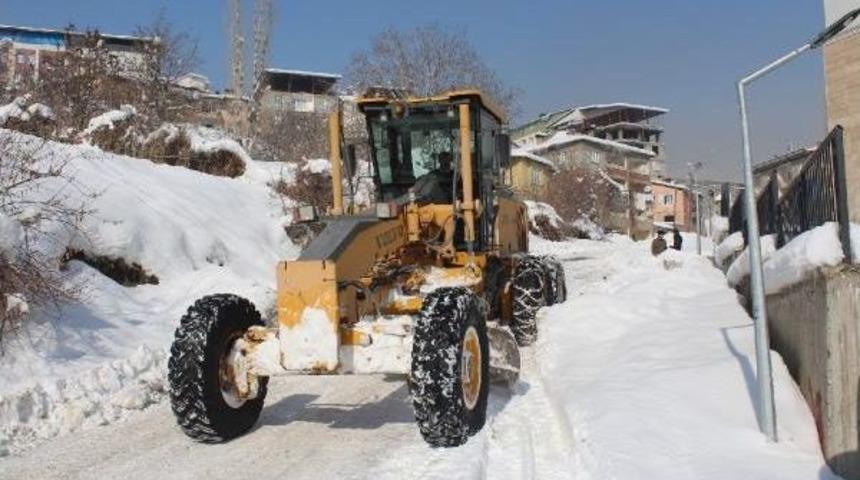 Hakkari'de 3 Bakanın Ziyaretinden &Ouml;nce Kentte Kar Temizliği